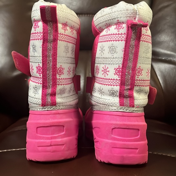 Gently used lined snow boots. - Picture 2 of 5